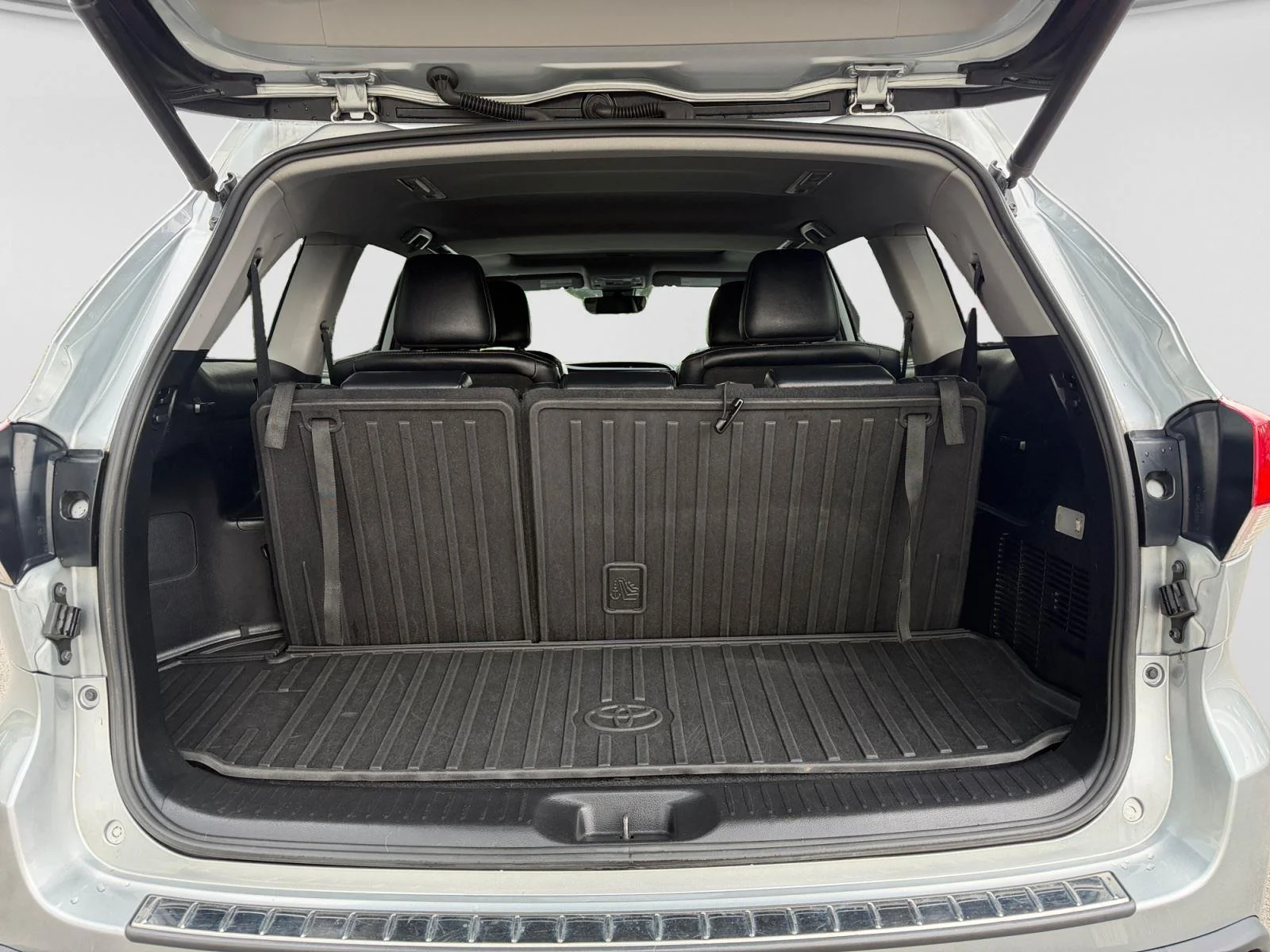 Used 2019 Celestial Silver Metallic Toyota XLE image 20