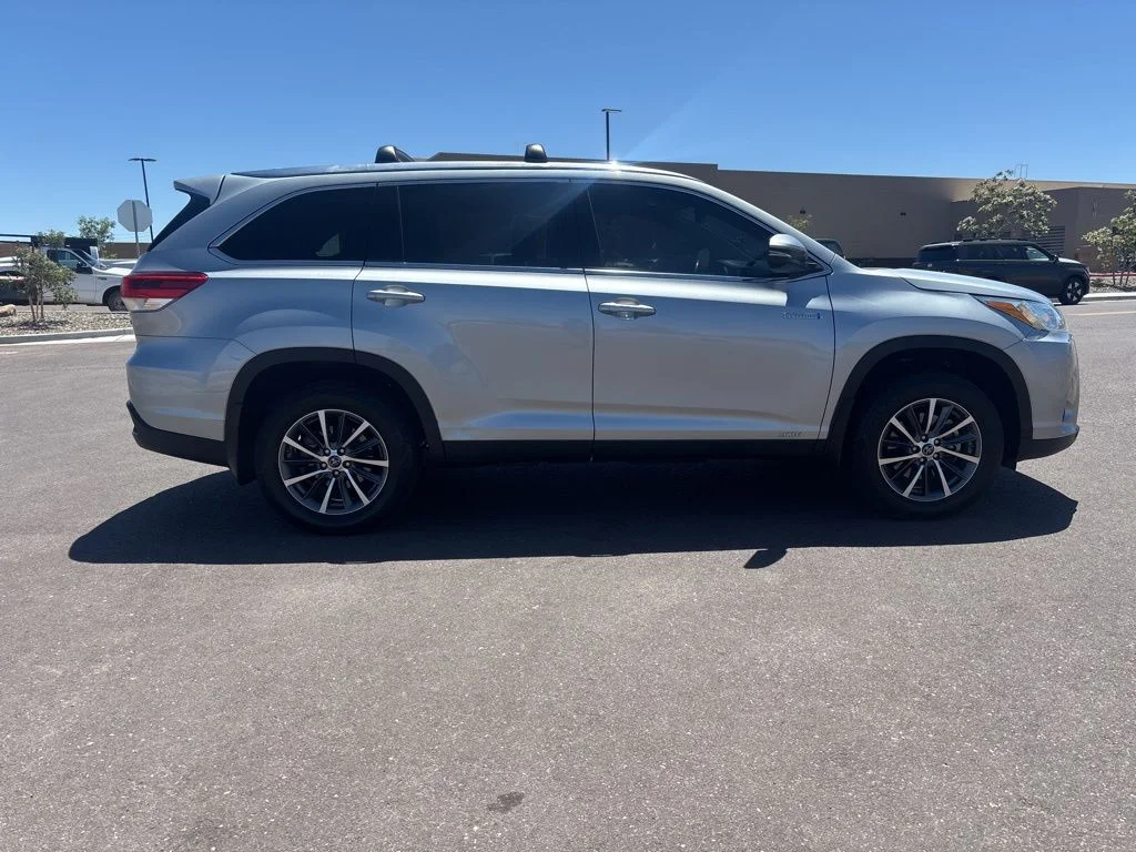 Used 2019 Silver Toyota XLE image 3