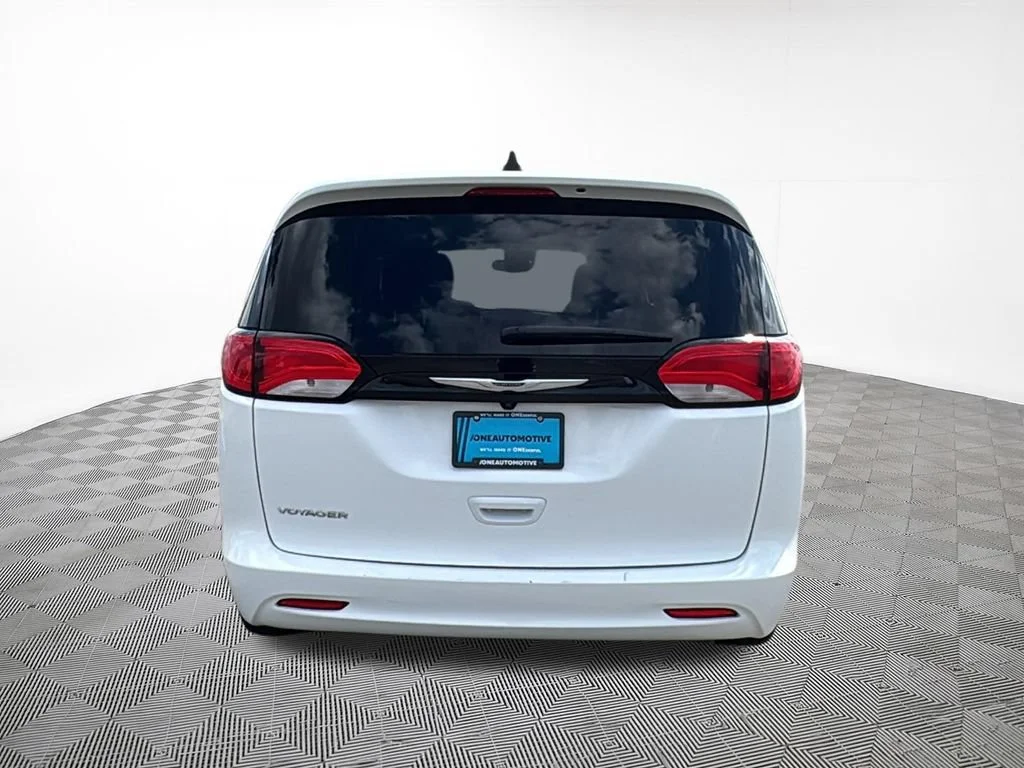Used 2023 White Chrysler LX image 10