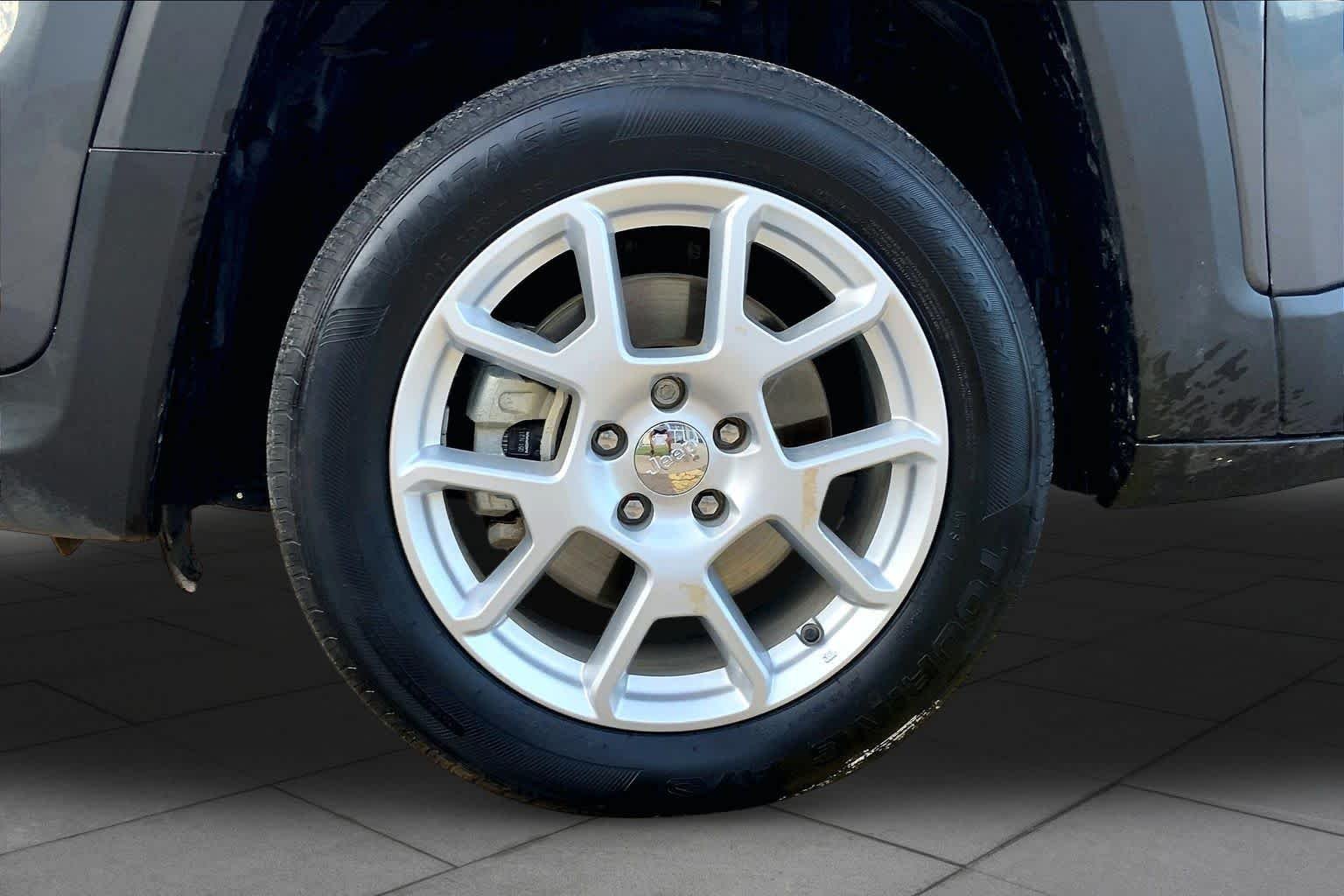 Used 2021 Graphite Gray Jeep Latitude image 11