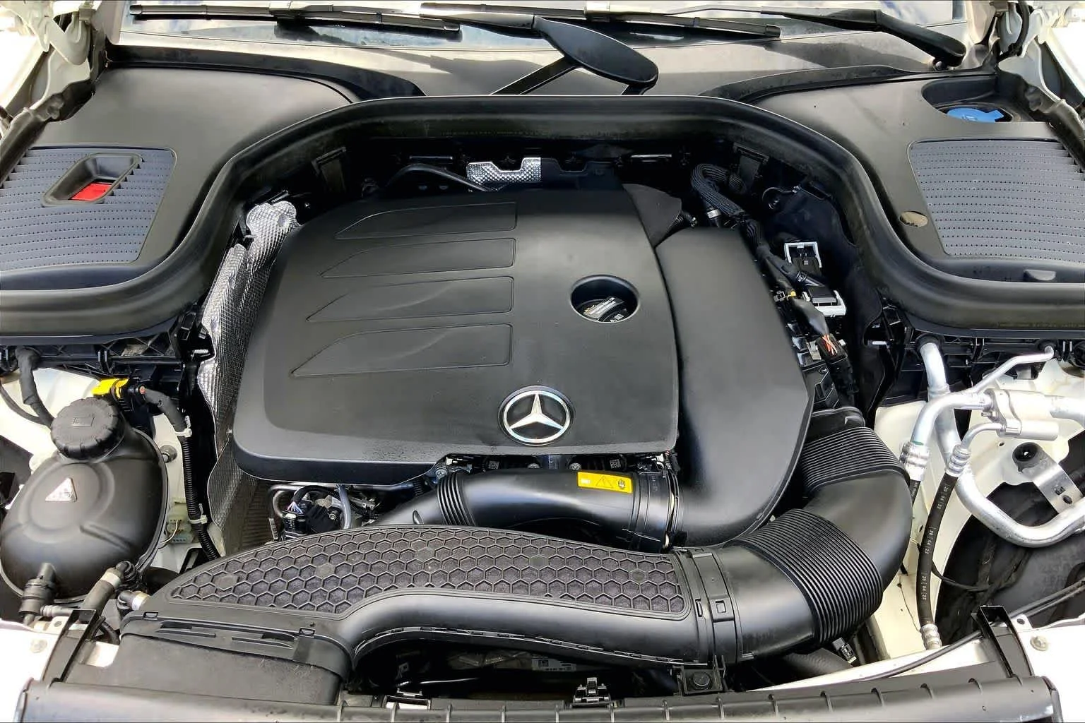 Certified Used 2022 Polar White Mercedes-Benz GLC 300 image 32