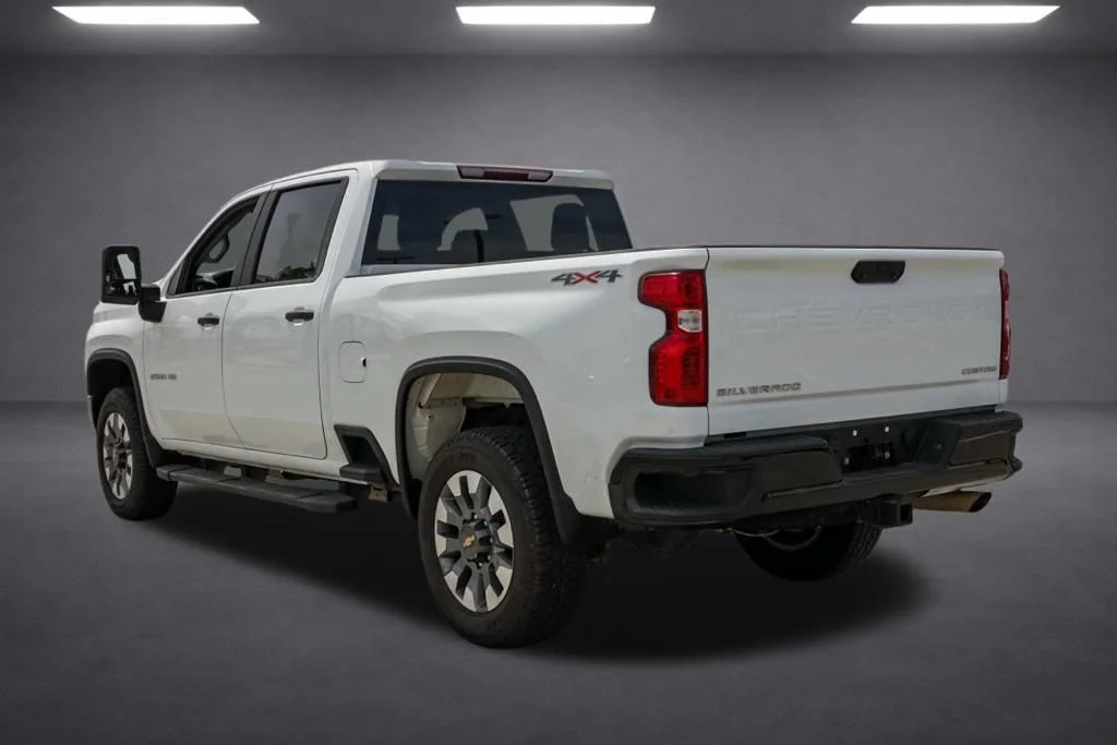 Used 2022 White Chevrolet Custom image 5