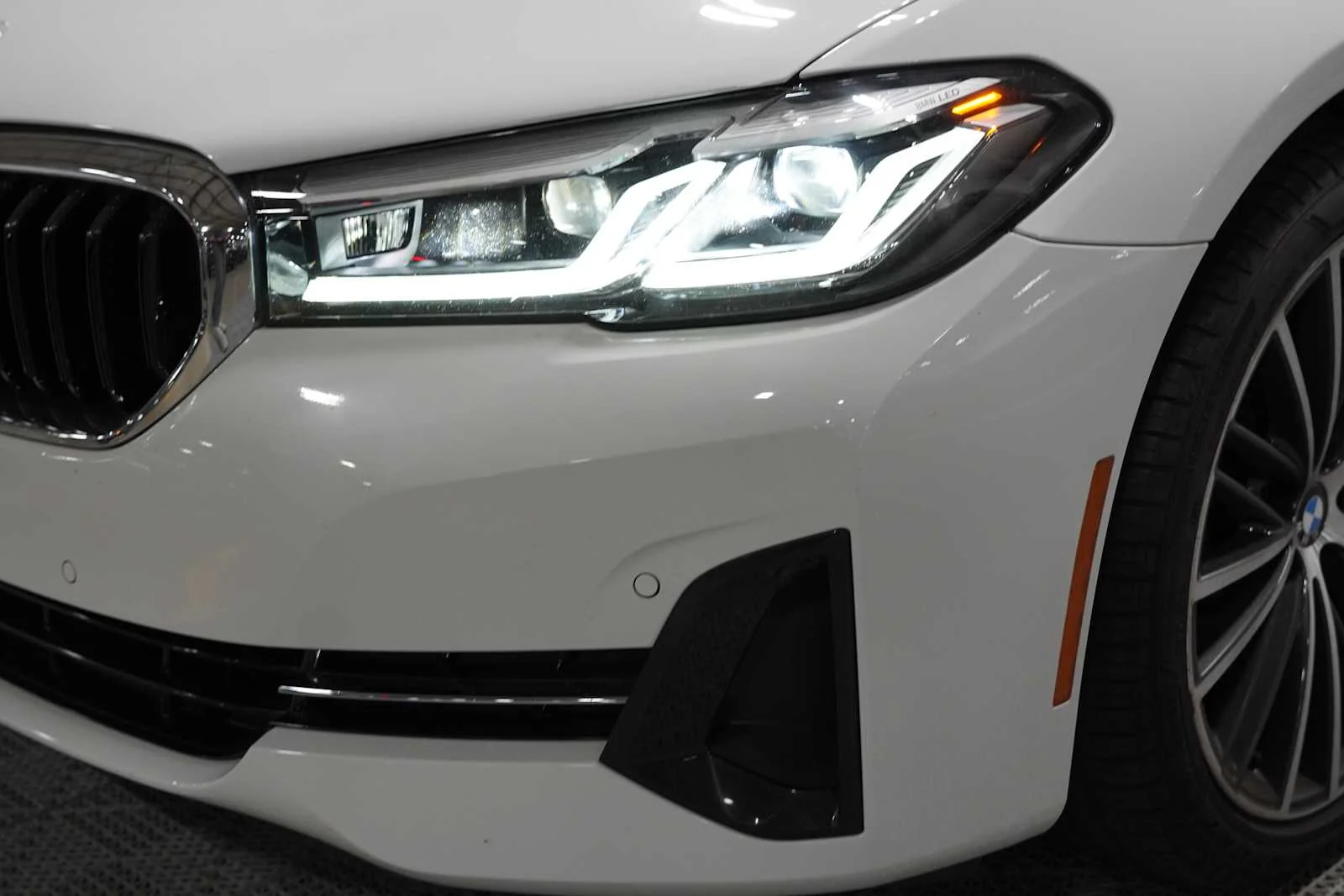 Used 2023 Alpine White BMW 530i image 7