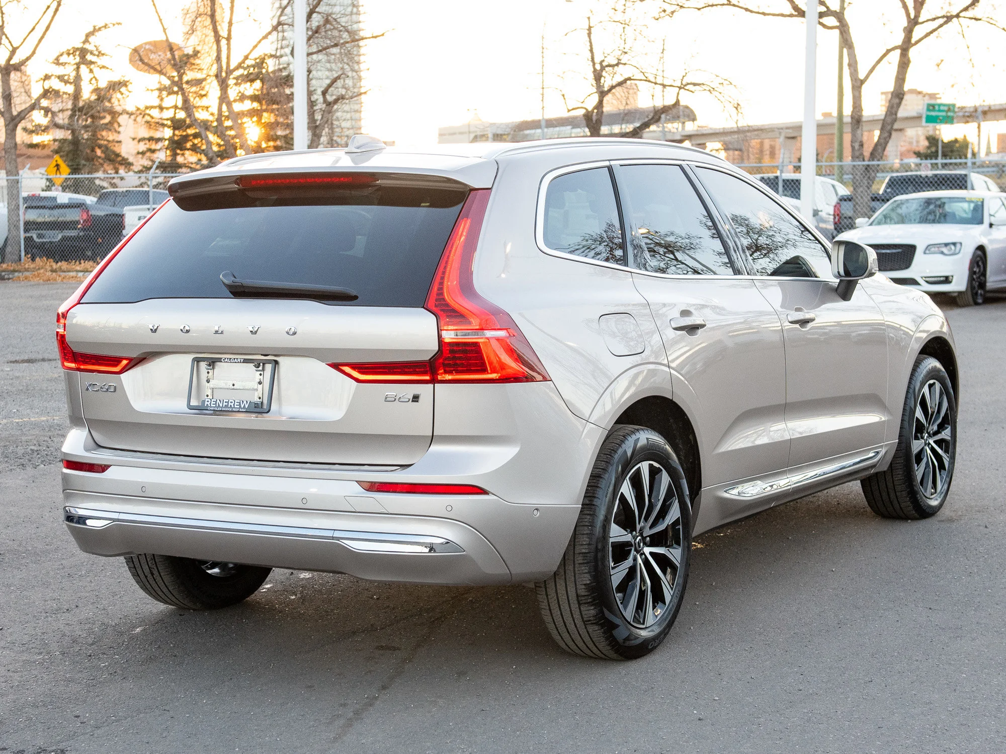 Certified Used 2023 Silver Volvo Plus Bright Theme * No Accidens | Heated Seats | Panoramic Roof | Apple CarPlay image 16