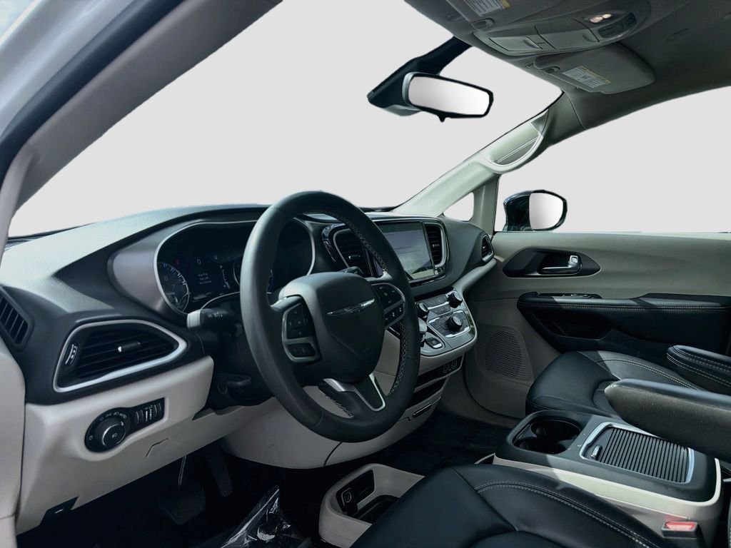 Used 2024 Bright White Clearcoat Chrysler Touring L image 9