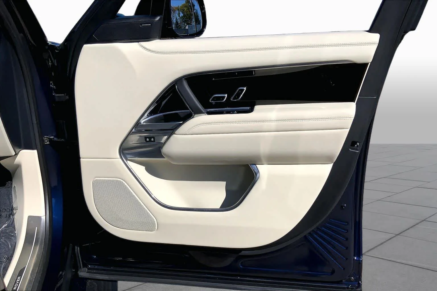 Used 2023 Portofino Blue Metallic Land Rover SE image 21