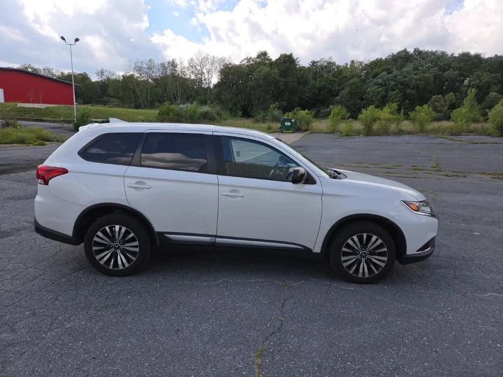 Used 2020 White Mitsubishi  image 4
