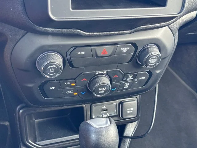 Used 2020 Red Jeep Latitude image 33