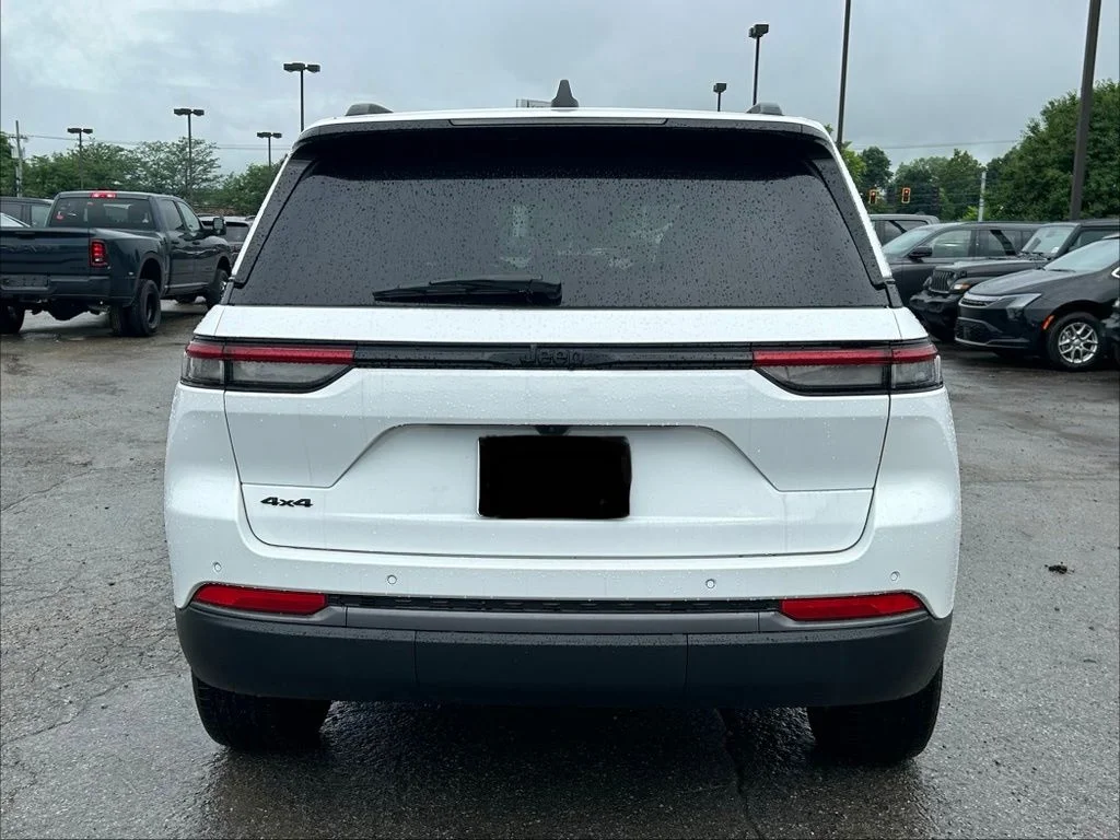 New 2026 Bright White Clear-Coat Exterior Paint Jeep Limited image 7