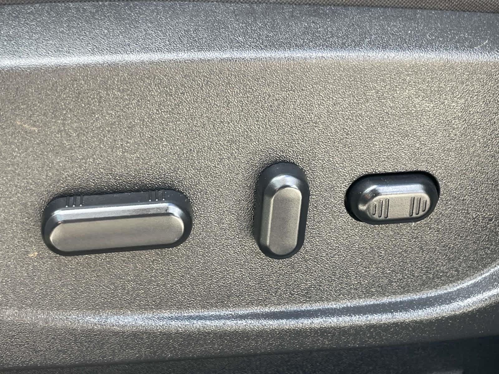 Used 2014 Ingot Silver Metallic Ford SE image 18