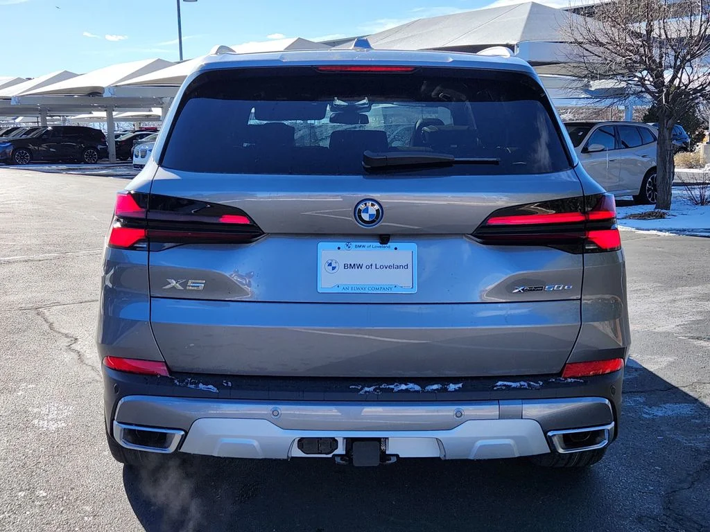 New 2026 Skyscraper Grey Metallic BMW xDrive50e image 4