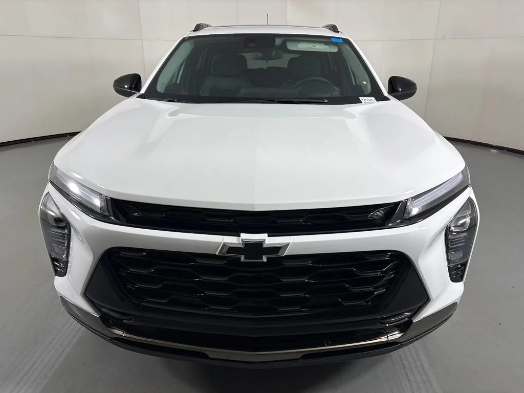New 2026 Summit White Chevrolet ACTIV image 4