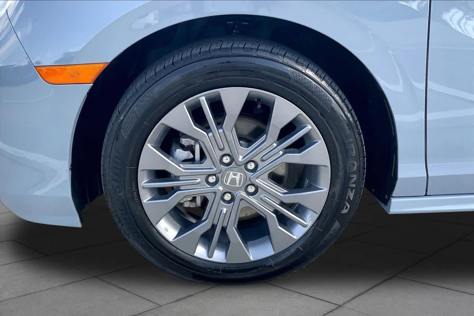 Used 2025 Sonic Gray Pearl Honda Touring image 11