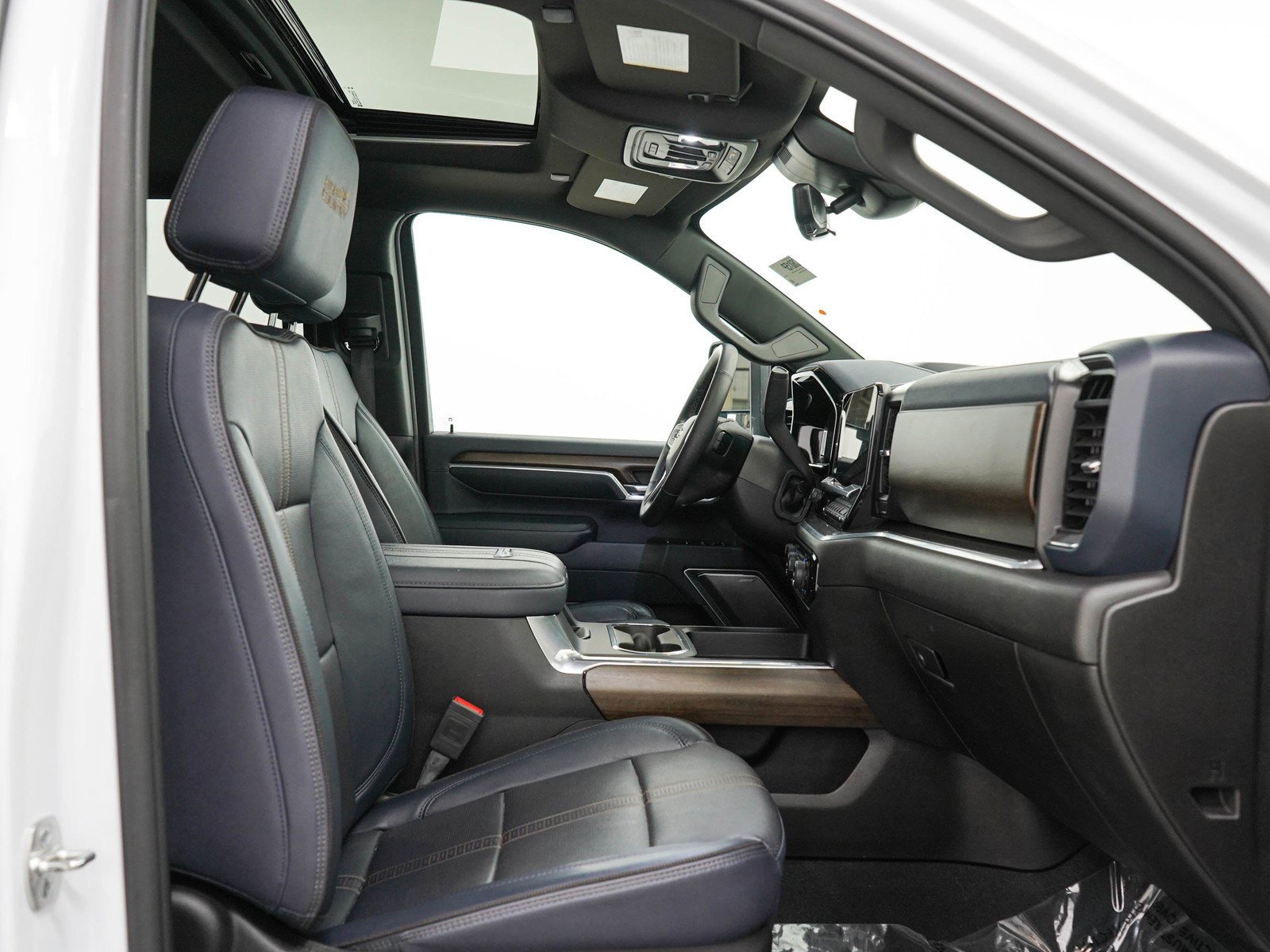 Used 2025 Iridescent Pearl Tricoat Chevrolet High Country image 13