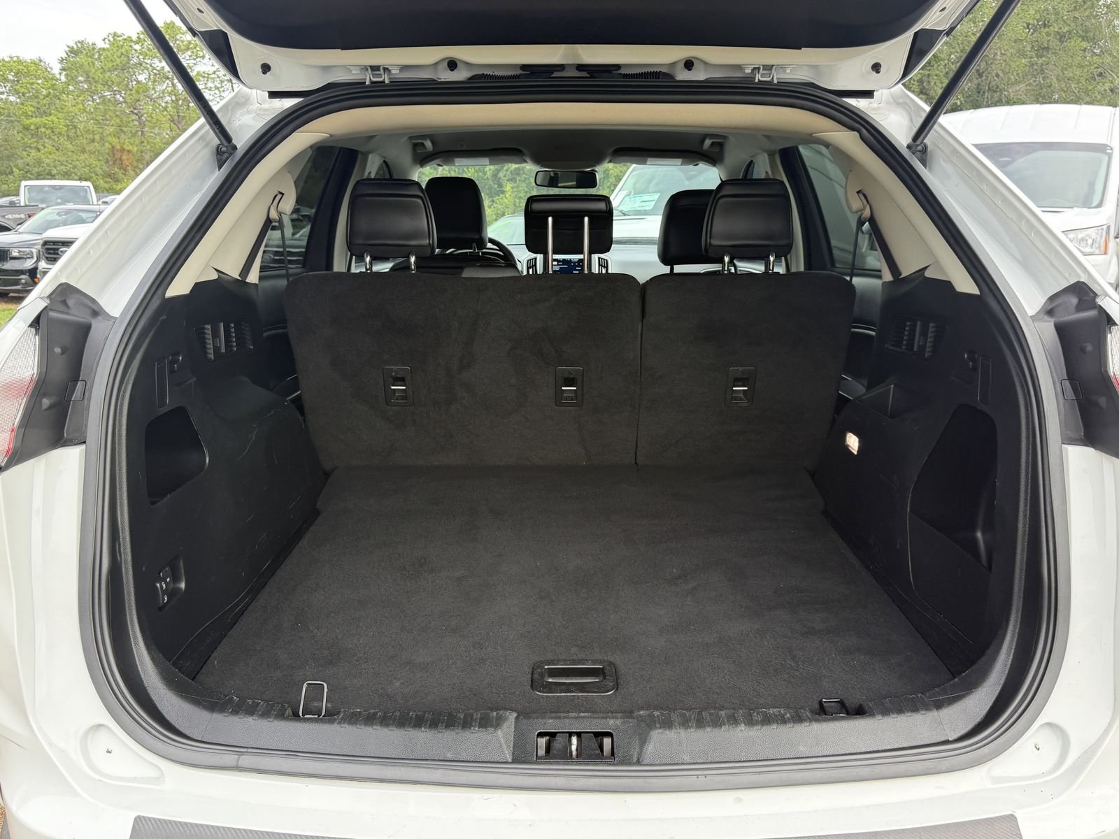 Used 2022 Oxford White Ford SEL image 11