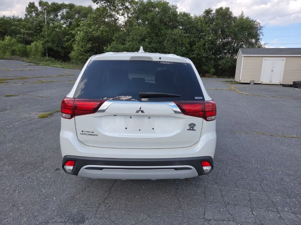 Used 2020 White Mitsubishi  image 7