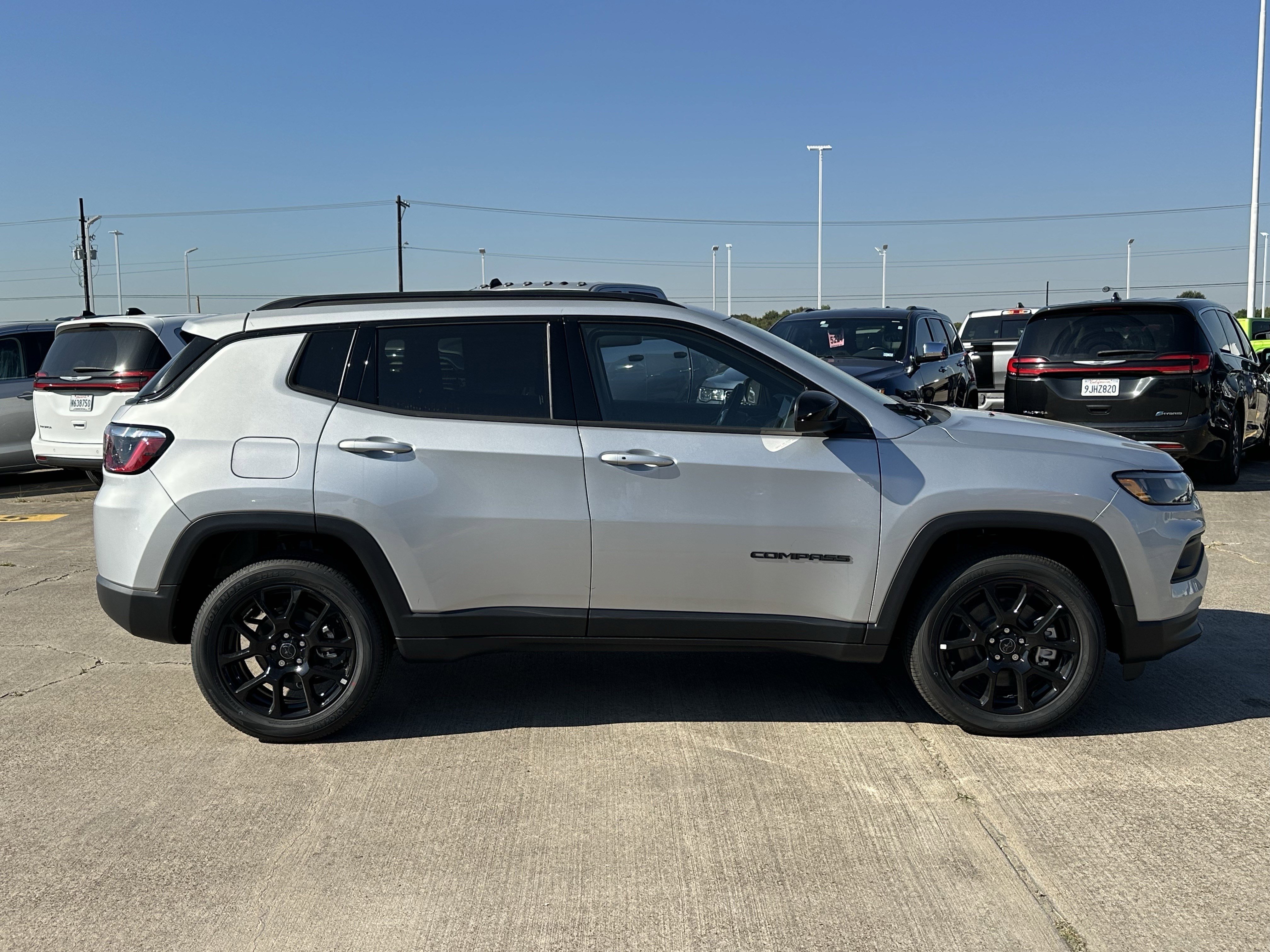 New 2026 Silver Zynith Metallic Clear-Coat Exterior Paint Jeep Latitude Altitude image 4