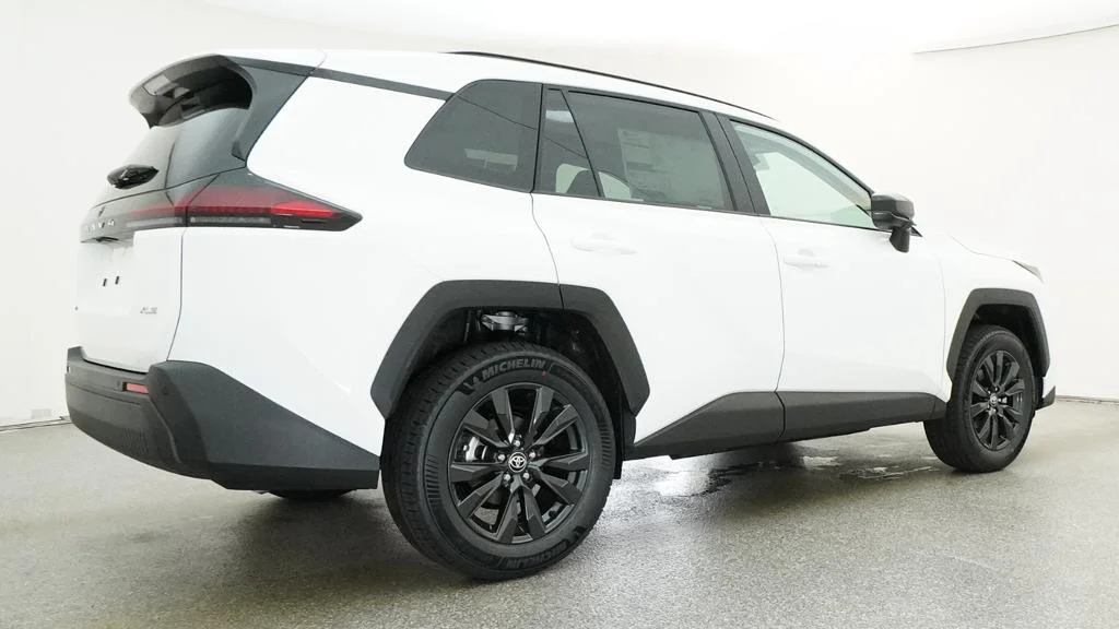 New 2026 Ice Cap Toyota XLE Premium image 17