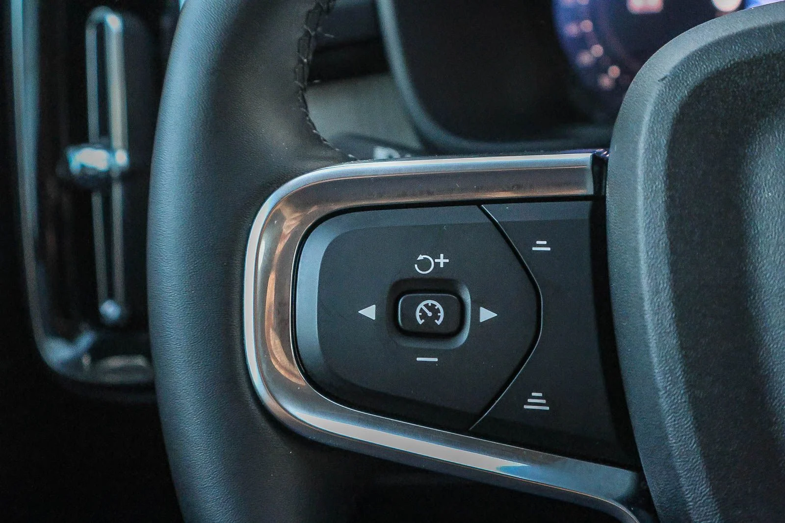 2025 Volvo XC40 Core - Photo 36