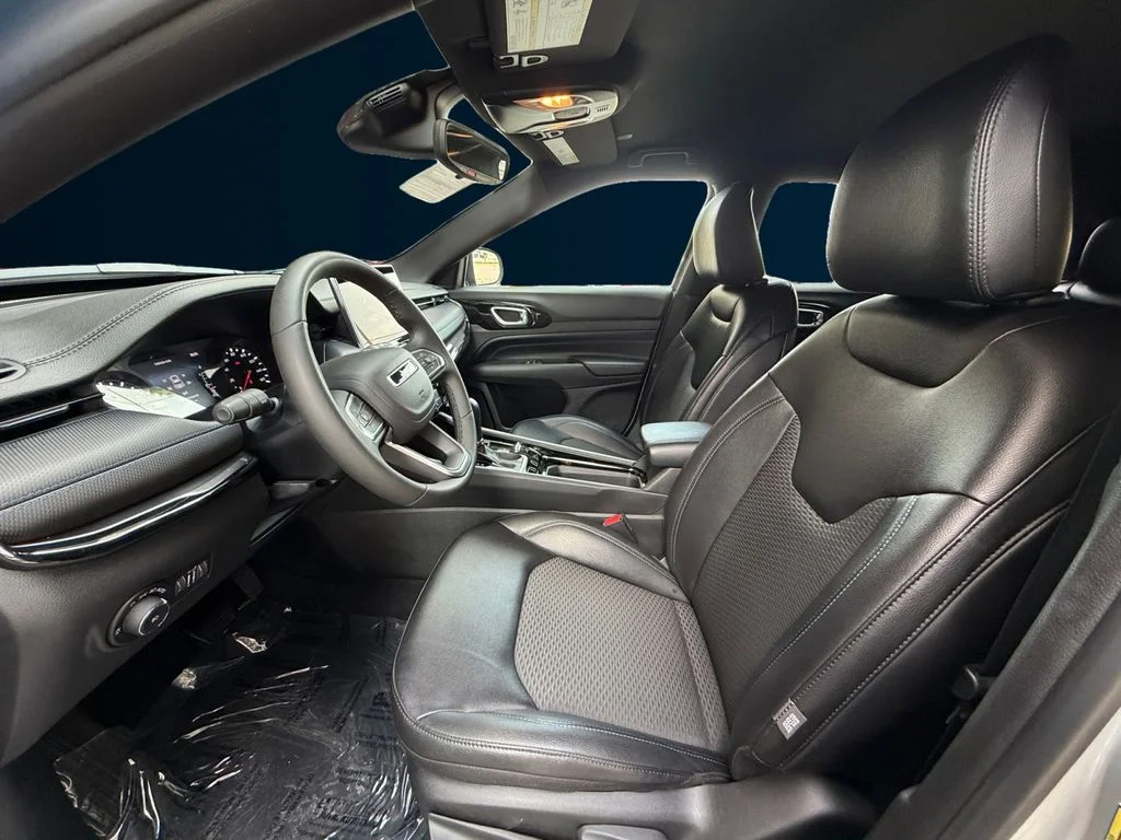 Used 2026 Silver Jeep Latitude image 10