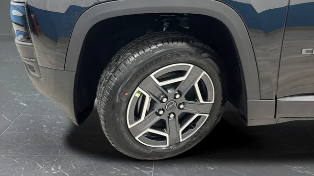 New 2026 Diamond Black Crystal Pearl-Coat Exterior Paint Jeep Limited image 38