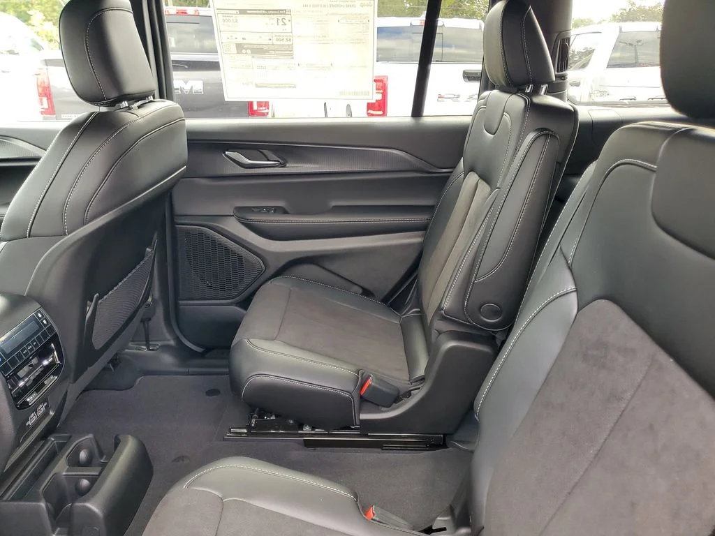 New 2025 Baltic Gray Metallic Clear-Coat Exterior Paint Jeep Altitude X image 25