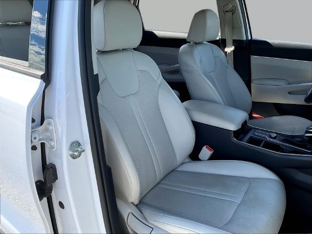 Used 2023 White Kia S image 31
