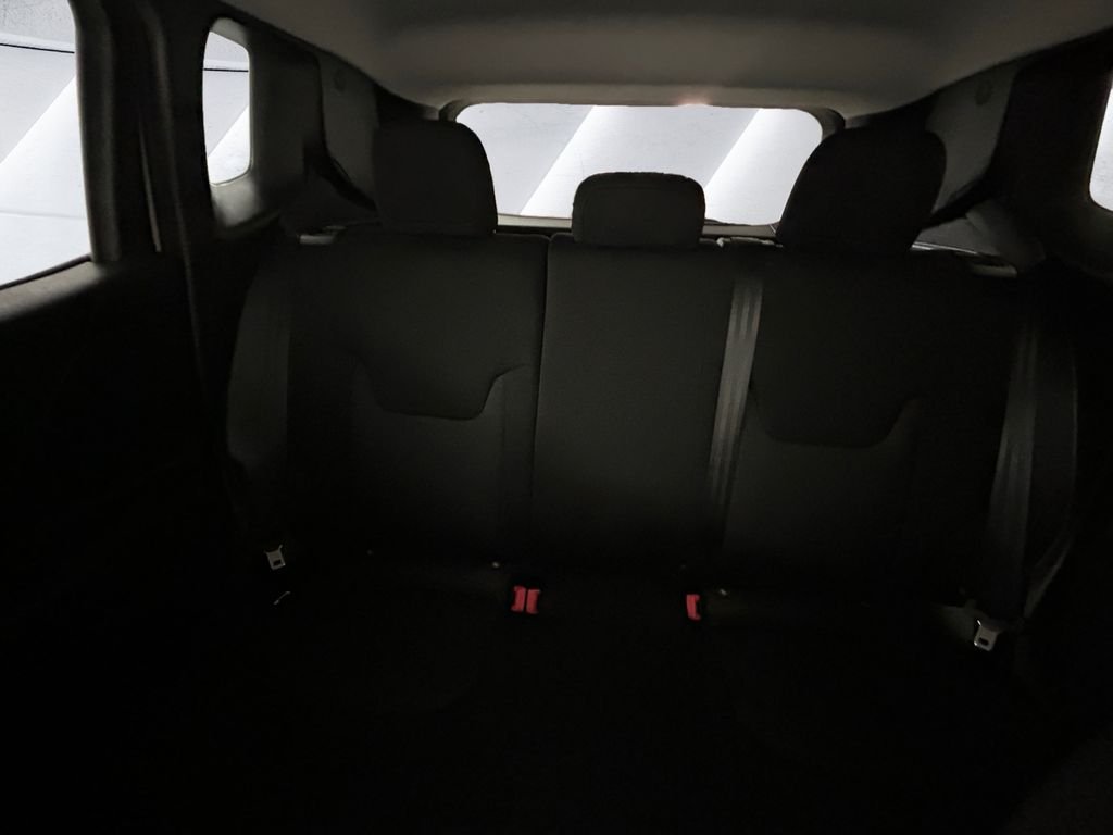 Used 2023 White Jeep Latitude image 18