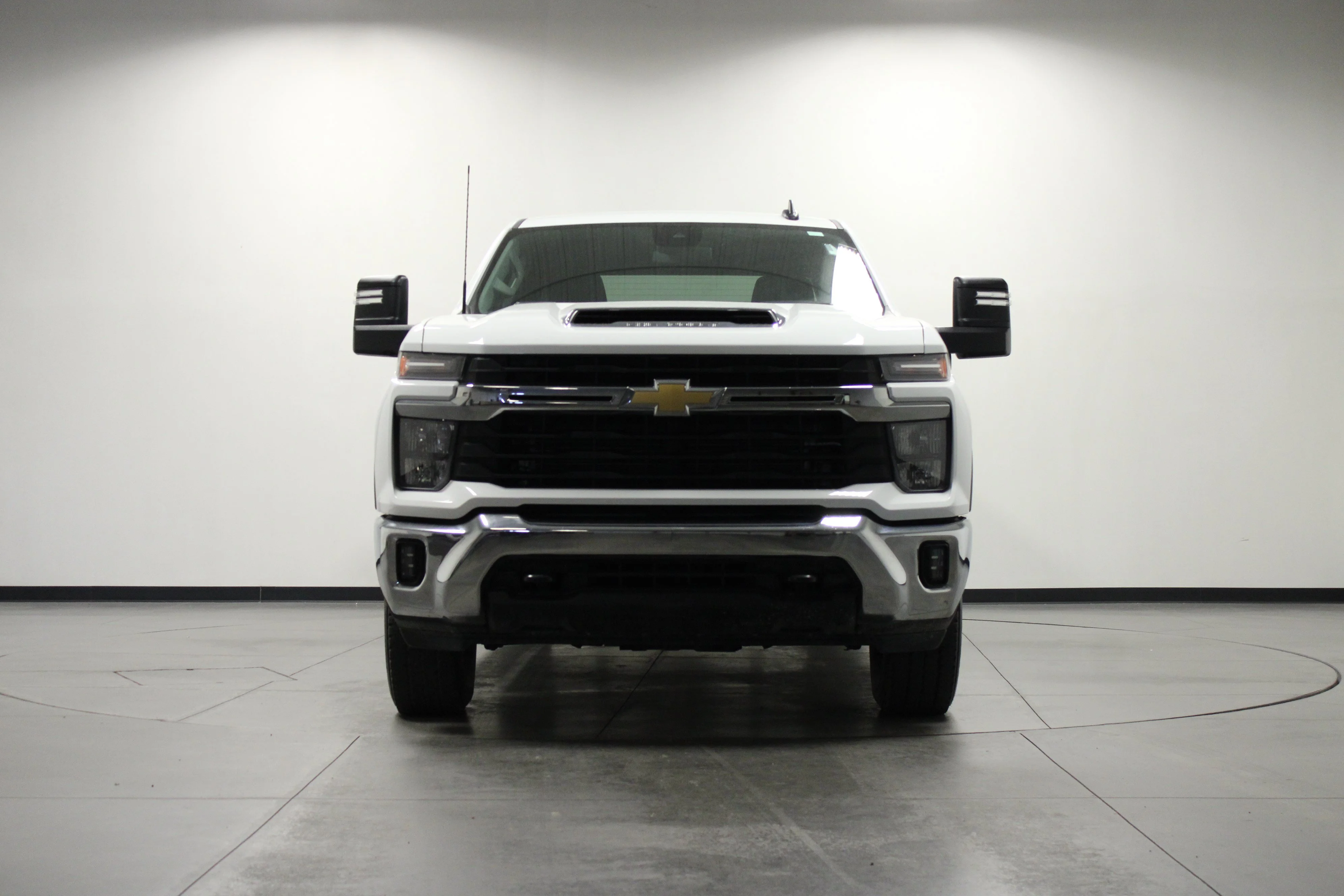 Used 2025 Summit White Chevrolet LT image 9
