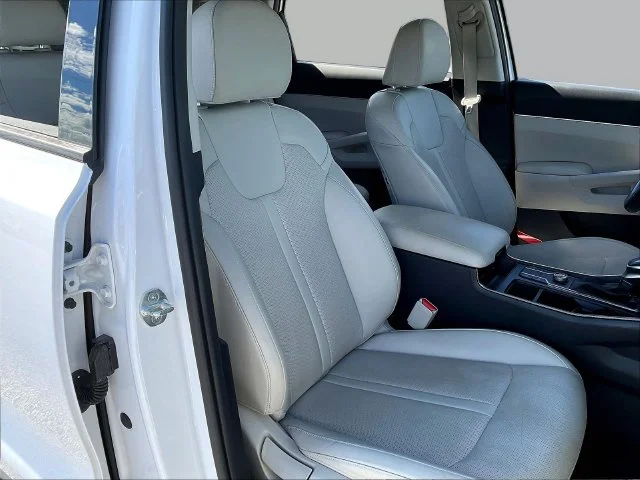 Used 2023 White Kia S image 31
