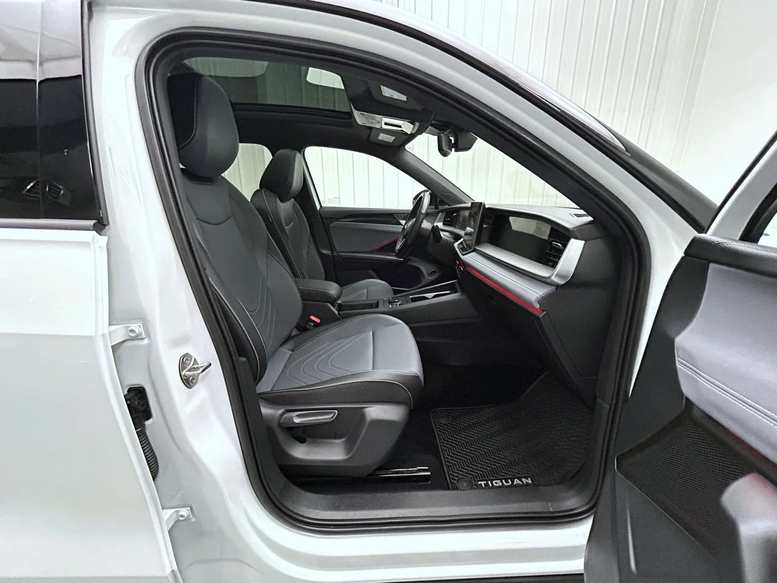 Used 2025 White Volkswagen 2.0T SE R-Line Black image 15