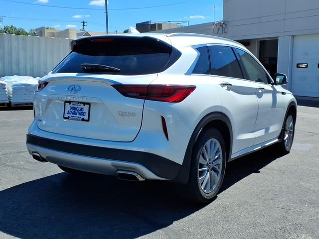 Used 2025 White INFINITI LUXE image 6