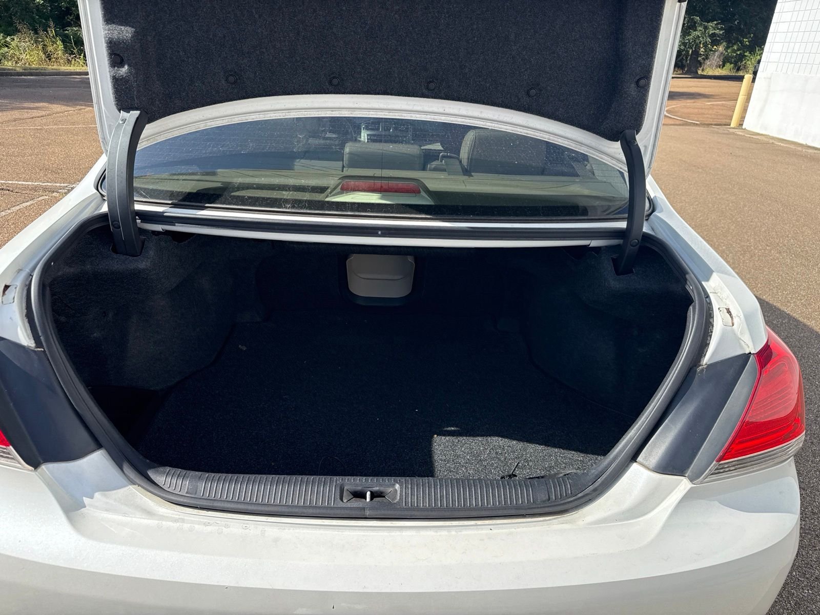 Used 2011 White Toyota Base image 9