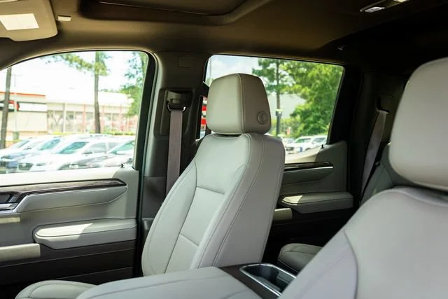 Used 2024 Summit White Chevrolet LTZ image 34