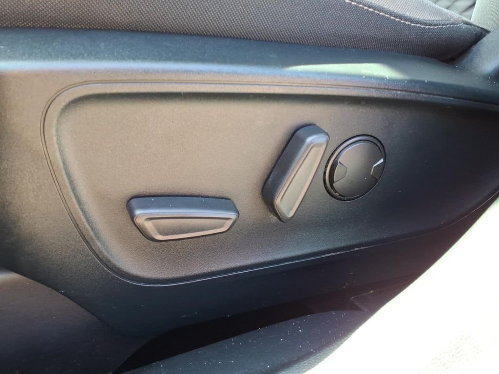 Used 2020 Black Metallic Ford SE image 3