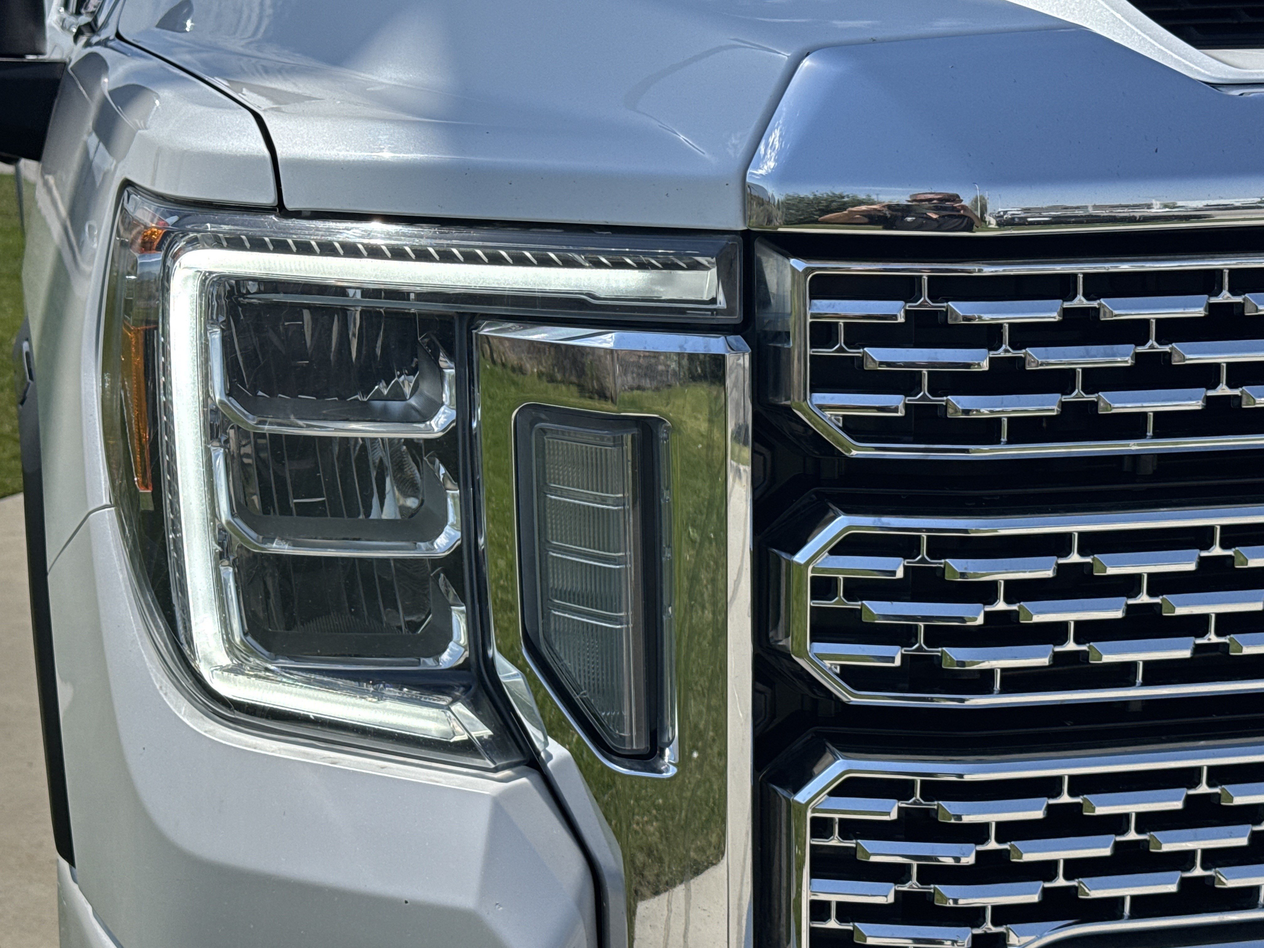 Used 2021 WHITE FROST TRICOAT GMC Denali image 10