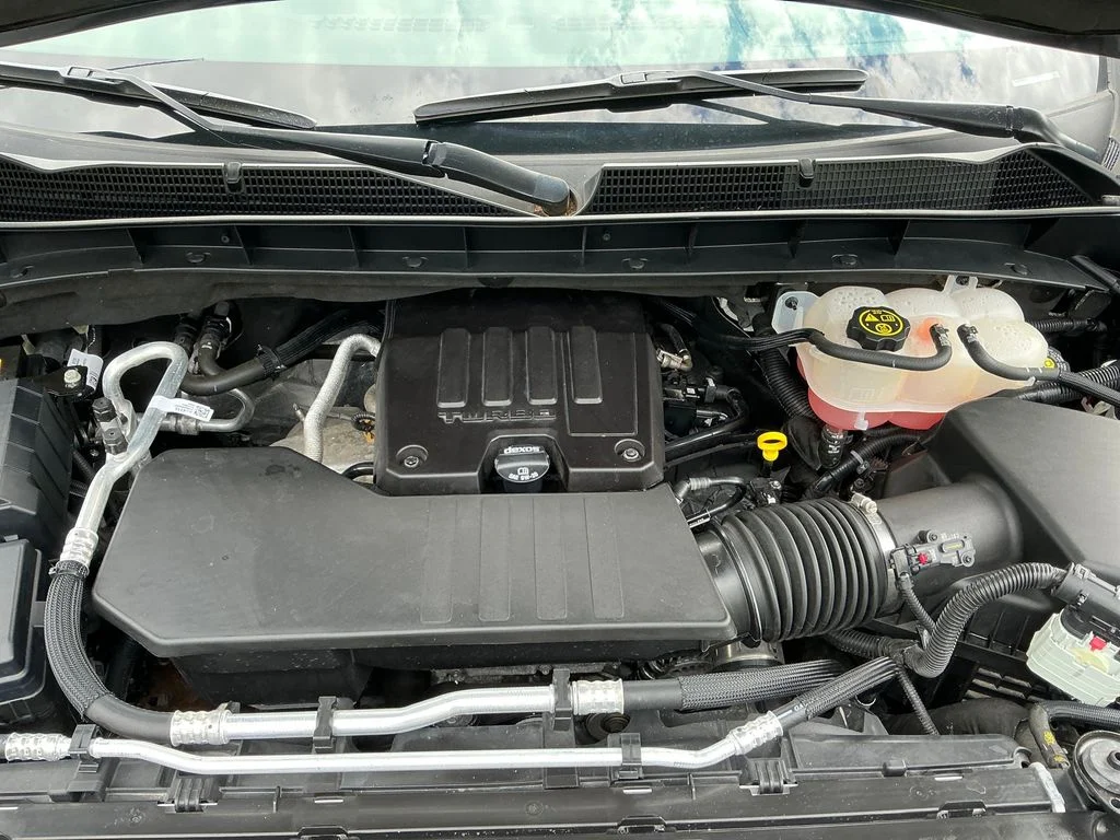 Used 2023 Silver GMC Elevation image 10