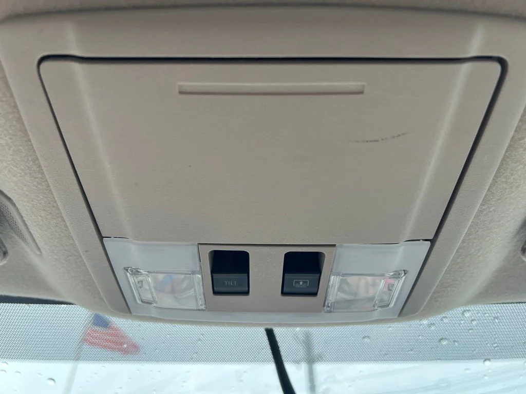 Used 2010 White Ford Limited image 18