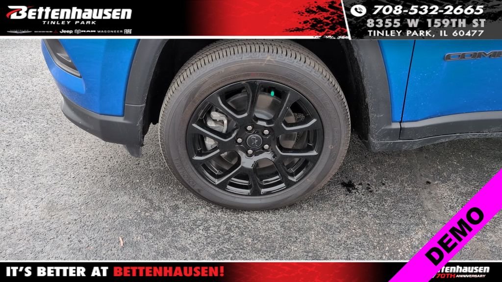 New 2026 Hydro Blue Pearl-Coat Exterior Paint Jeep Latitude image 9