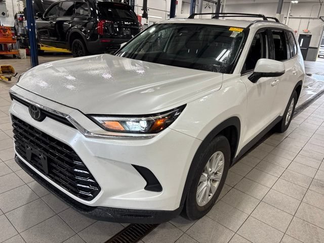 Used 2024 Pearl Toyota XLE image 3