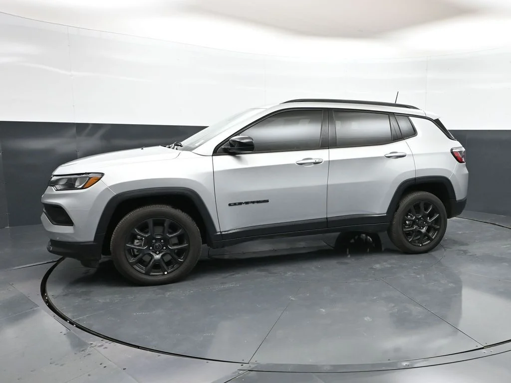 New 2026 Silver Zynith Metallic Clear-Coat Exterior Paint Jeep Latitude image 28