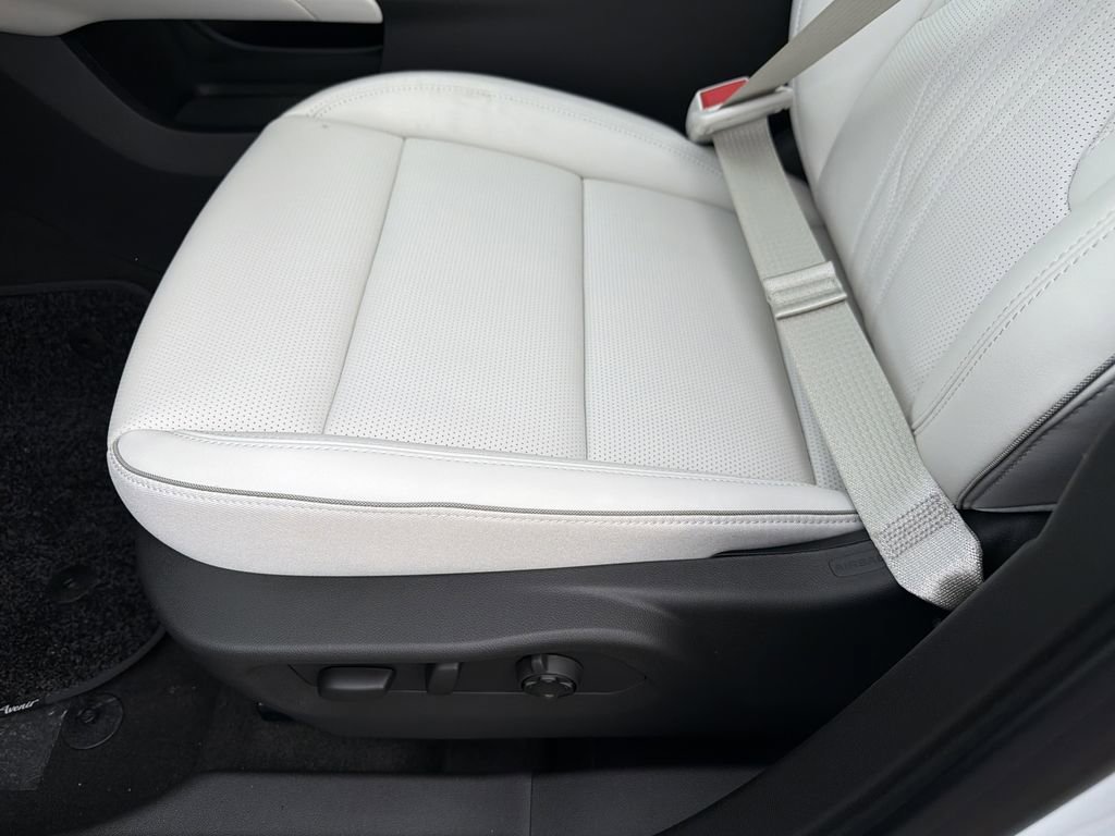 New 2026 Iridescent White Tricoat Buick Avenir image 21