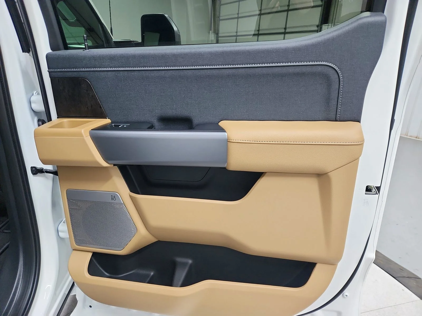 New 2026 Star White Metallic Tri-Coat Ford F-250® Lariat® image 42