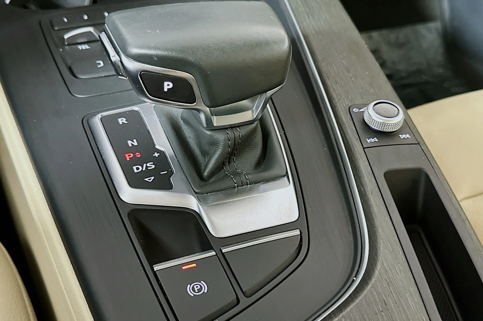 Used 2019 Manhattan Gray Metallic Audi Titanium Premium image 7