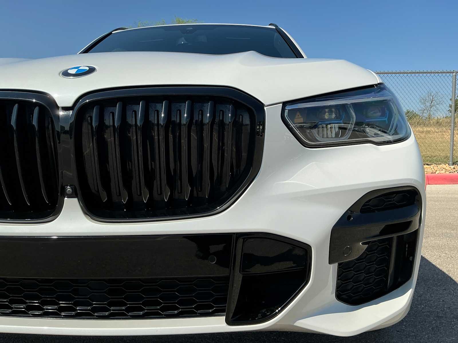 Used 2023 Mineral White Metallic BMW xDrive40i image 9