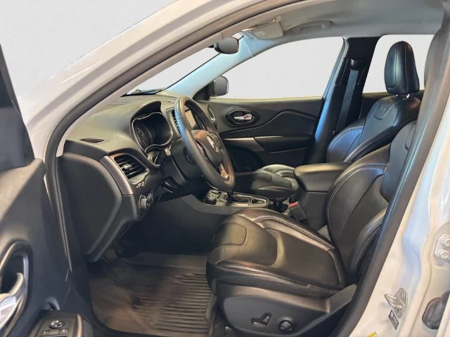 Used 2022 White Jeep Latitude Lux image 10