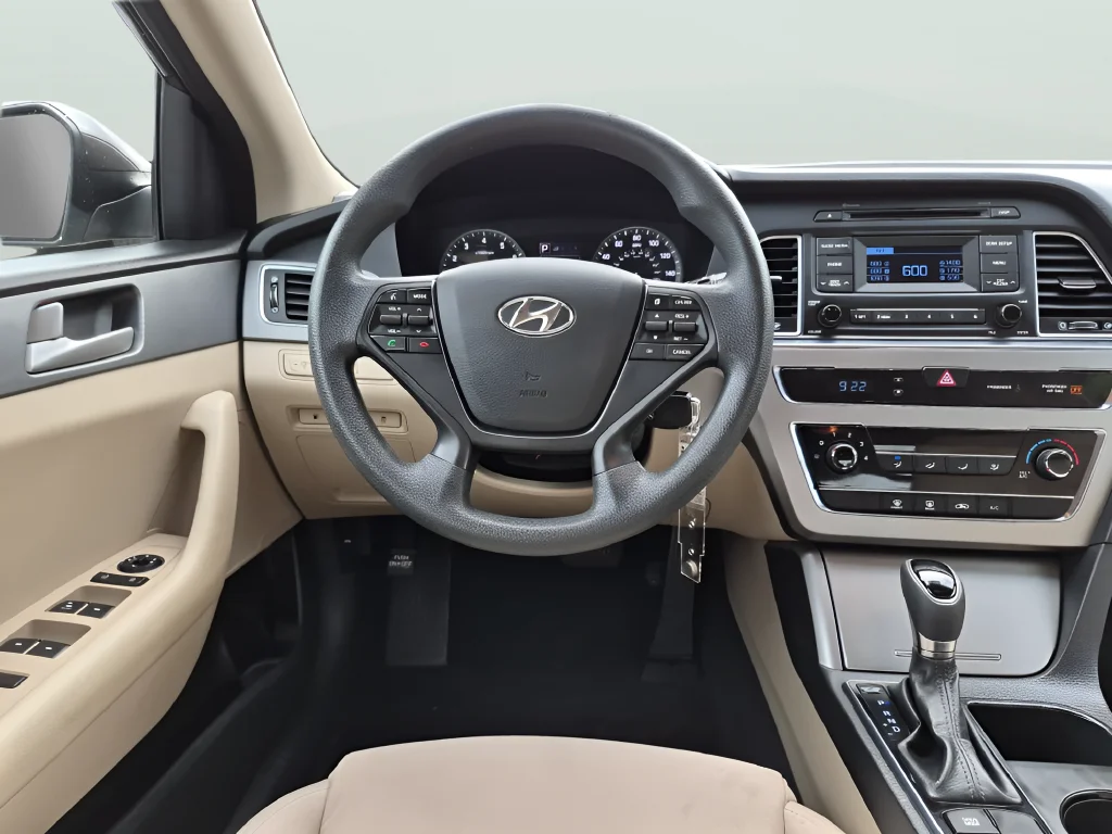 Used 2015 Brown Hyundai SE image 27