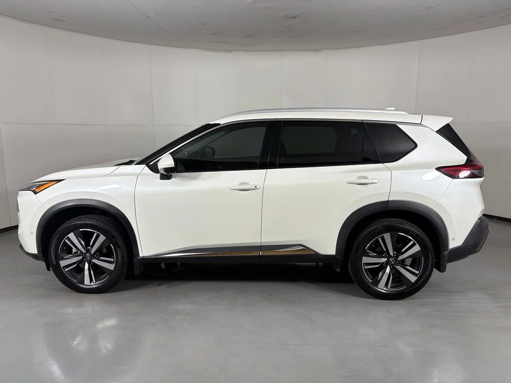 Used 2022 White Nissan SL image 5