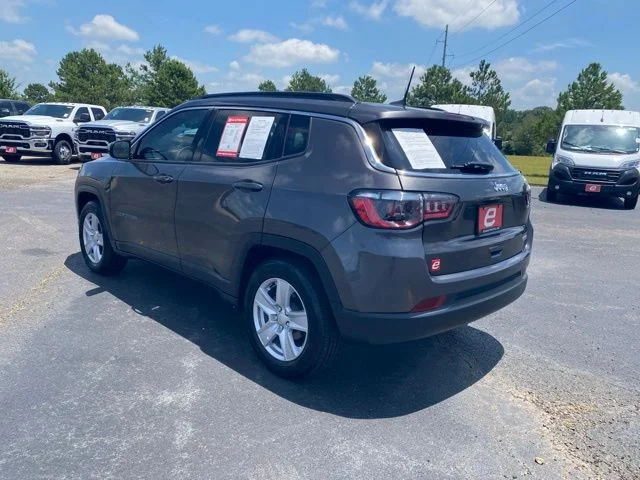 Used 2022 Granite Crystal Clearcoat Metallic Jeep Latitude image 6