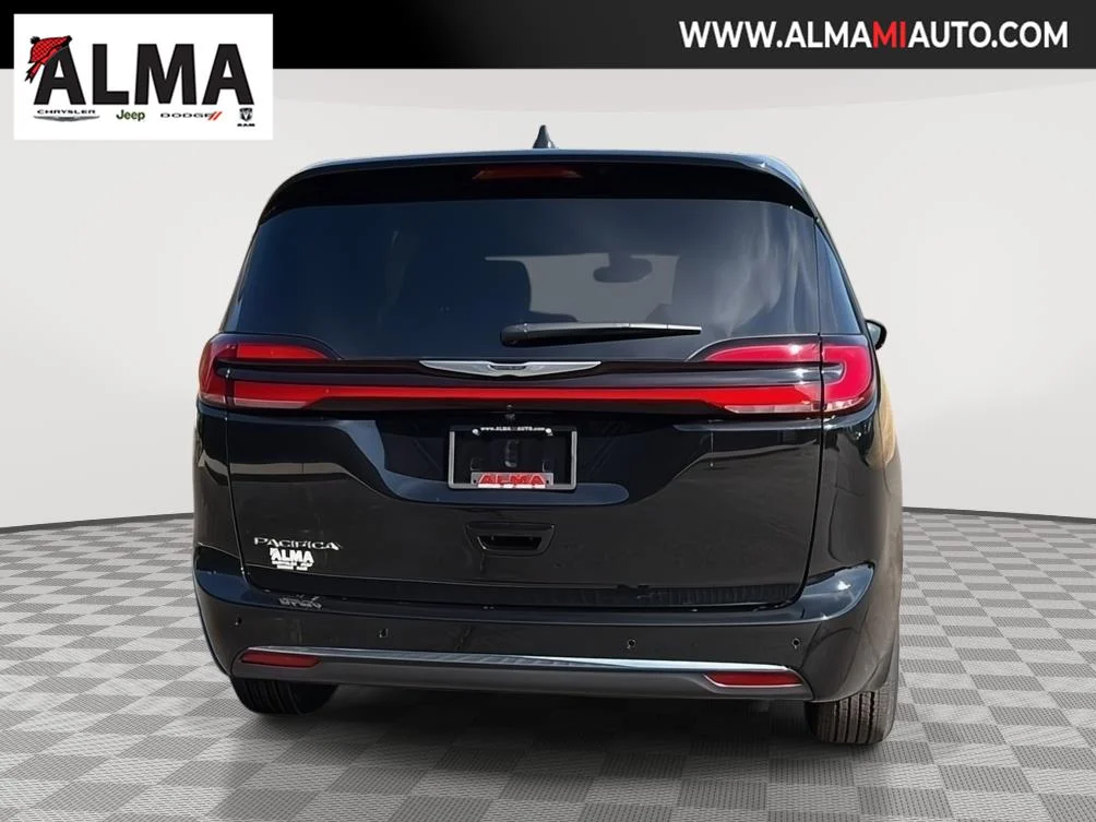 New 2026 Diamond Black Crystal Pearl-Coat Exterior Paint Chrysler Select image 3